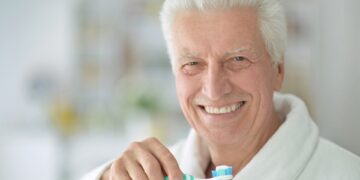 Η κακή στοματική υγεία συνδέεται με τη γενικευμένη αδυναμία των ηλικιωμένων ανδρών