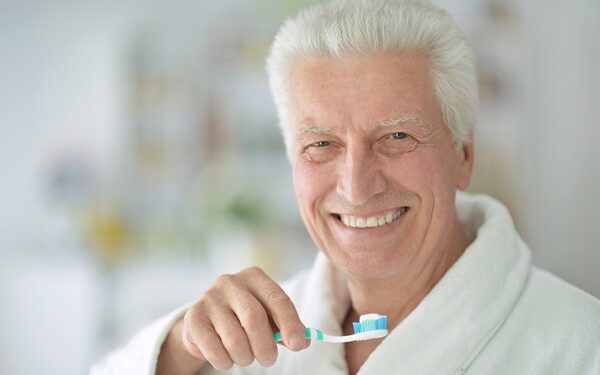 Η κακή στοματική υγεία συνδέεται με τη γενικευμένη αδυναμία των ηλικιωμένων ανδρών