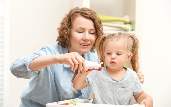 Έρευνα: Οι γονείς δεν γνωρίζουν πώς να φροντίζουν την στοματική υγιεινή των παιδιών τους