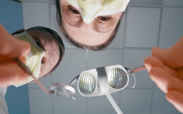 Ερευνητές από τις ΗΠΑ μελετούν μια νέα φωτοθεραπεία για την αντιμετώπιση των επιπλοκών της αντικαρκινικής θεραπείας στο στόμα