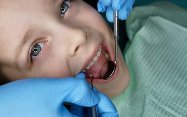 Τα προβλήματα στα δόντια στην παιδική ηλικία μπορεί να οδηγήσουν σε καρδιαγγειακά επεισόδια στην ενήλικη ζωή