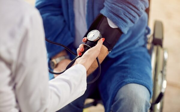 Μεγαλύτερος κίνδυνος υπέρτασης για τους ασθενείς με περιοδοντίτιδα