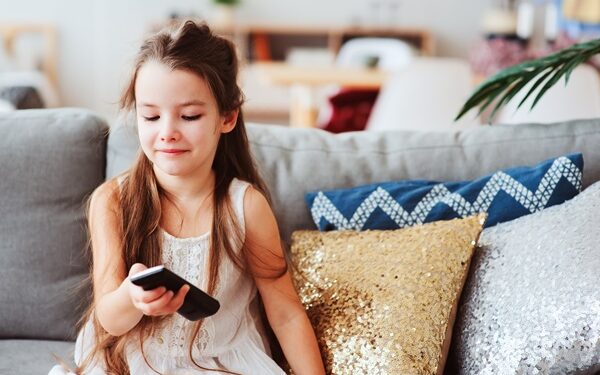 Οι πολλές ώρες μπροστά από την τηλεόραση αυξάνουν τον κίνδυνο τερηδόνας