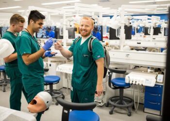 Η Dentsply Sirona εγκαθιστά σύγχρονες οδοντιατρικές μονάδες προσομοίωσης για τους φοιτητές στο Πανεπιστήμιο του Μισούρι-Κάνσας