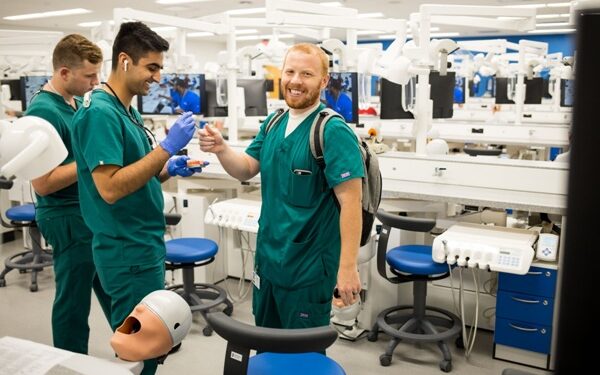 Η Dentsply Sirona εγκαθιστά σύγχρονες οδοντιατρικές μονάδες προσομοίωσης για τους φοιτητές στο Πανεπιστήμιο του Μισούρι-Κάνσας