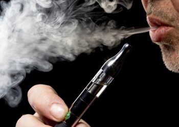 Δύο νέες έρευνες συνηγορούν στο ότι το ηλεκτρονικό τσιγάρο βλάπτει την υγεία του στόματος