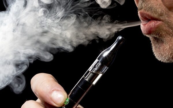 Δύο νέες έρευνες συνηγορούν στο ότι το ηλεκτρονικό τσιγάρο βλάπτει την υγεία του στόματος