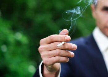 Έρευνα: Το σχέδιο θεραπείας με εμφυτεύματα πρέπει να προσαρμόζεται στην περίπτωση των καπνιστών