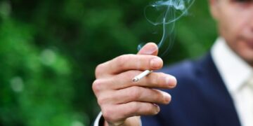 Έρευνα: Το σχέδιο θεραπείας με εμφυτεύματα πρέπει να προσαρμόζεται στην περίπτωση των καπνιστών