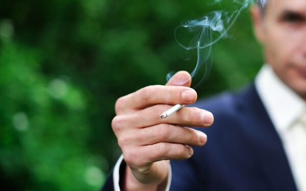 Έρευνα: Το σχέδιο θεραπείας με εμφυτεύματα πρέπει να προσαρμόζεται στην περίπτωση των καπνιστών