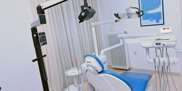 Πωλείται οδοντιατρικ΄ός εξοπλισμός λόγω συνταξιοδότησης