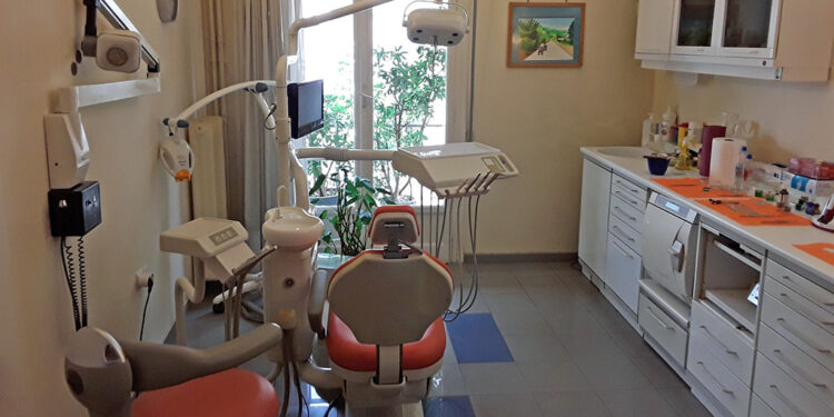 Πωλείται ο εξοπλισμός οδοντιατρείου και ενοικιάζεται ο χώρος
