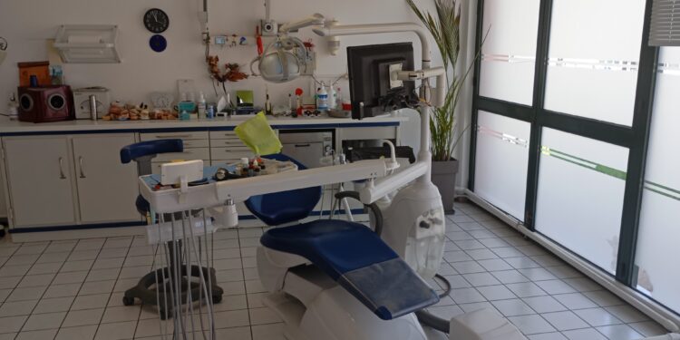 Πωλείται ή ενοικιάζεται οδοντιατρείο στην Κύμη Ευβοίας