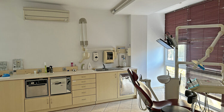 Ενοικιάζεται πλήρως εξοπλισμένο οδοντιατρείο – Κέντρο Χαλκίδας